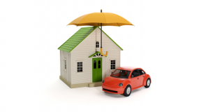 Dům a automobil, nad kterými se vznáší deštník.